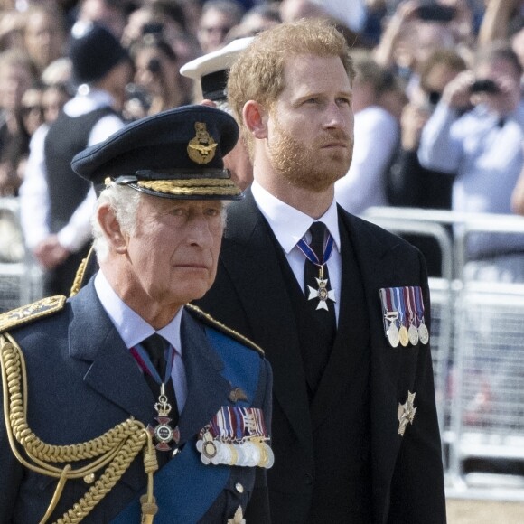 Le roi Charles III d'Angleterre, le prince Harry, duc de Sussex - Procession cérémonielle du cercueil de la reine Elisabeth II du palais de Buckingham à Westminster Hall à Londres.