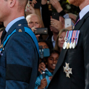 Le prince William, prince de Galles, le prince Harry - Procession cérémonielle du cercueil de la reine Elisabeth II du palais de Buckingham à Westminster Hall à Londres le 14 septembre 2022. © Photoshot / Panoramic / Bestimage  Horse Guards Parade, London, UK. 14th September 2022. The procession taking Her Majesty Queen Elizabeth II from Buckingham Palace to the Palace of Westminster, where she will Lie in State until her funeral on Monday, passes through Horse Guards Parade. HRH, William, Prince of Wales and Prince Harry, Duke of Sussex., Credit:Photo by Amanda Rose / Avalon 