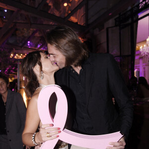 Camille Lacourt et sa compagne Alice Detollenaere - Hotel Peninsula poursuit son engagement dans la lutte contre le cancer du sein à l'occasion de la campagne annuelle mondiale Octobre Rose avec la soirée de gala au profit de l'association "Europa Donna France". Paris, le 29 septembre 2022 © Christophe Clovis-Rachid Bellak / Bestimage.