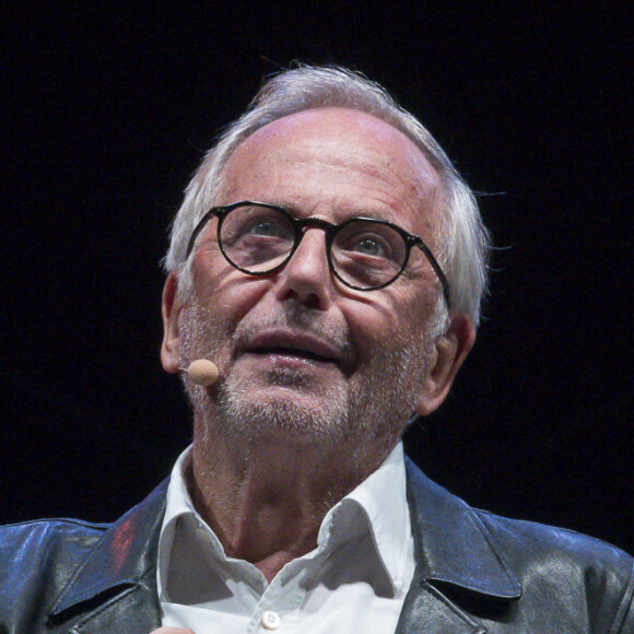 Fabrice Luchini sur scène raconte "Des écrivains parlent d'argent" lors du festival Printemps de Pérouges, France, le 16 septembre 2021. © Sandrine Thesillat/Panoramic/Bestimage 