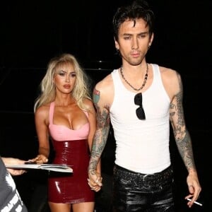 Megan Fox et Machine Gun Kelly (MGK), déguisés en Pamela Anderson et Tommy Lee, arrivent à la Fête d'Halloween Casamigos à Beverly Hills, États Unis le 28 Octobre 2022.