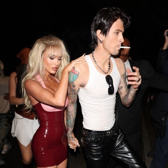 Megan Fox et Machine Gun Kelly (MGK), déguisés en Pamela Anderson et Tommy Lee, arrivent à la Fête d'Halloween Casamigos à Beverly Hills, États Unis le 28 Octobre 2022.