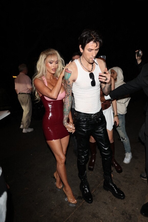 Megan Fox et Machine Gun Kelly (MGK), déguisés en Pamela Anderson et Tommy Lee, arrivent à la Fête d'Halloween Casamigos à Beverly Hills, États Unis le 28 Octobre 2022.