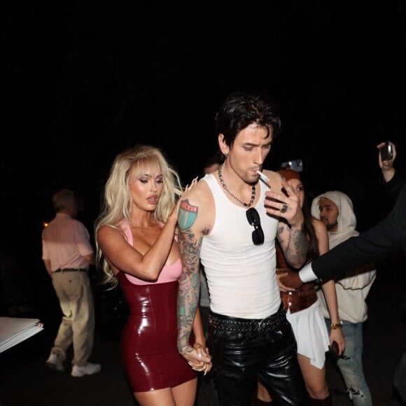 Megan Fox et Machine Gun Kelly (MGK), déguisés en Pamela Anderson et Tommy Lee, arrivent à la Fête d'Halloween Casamigos à Beverly Hills, États Unis le 28 Octobre 2022.