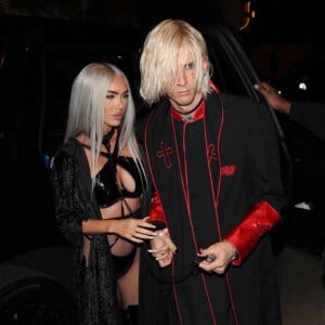 Megan Fox and MGK arrivent déguisés de façon "immorale" à la soirée d'Halloween de Vas Morgan à Hollywood, États Unis le 29 Octobre.