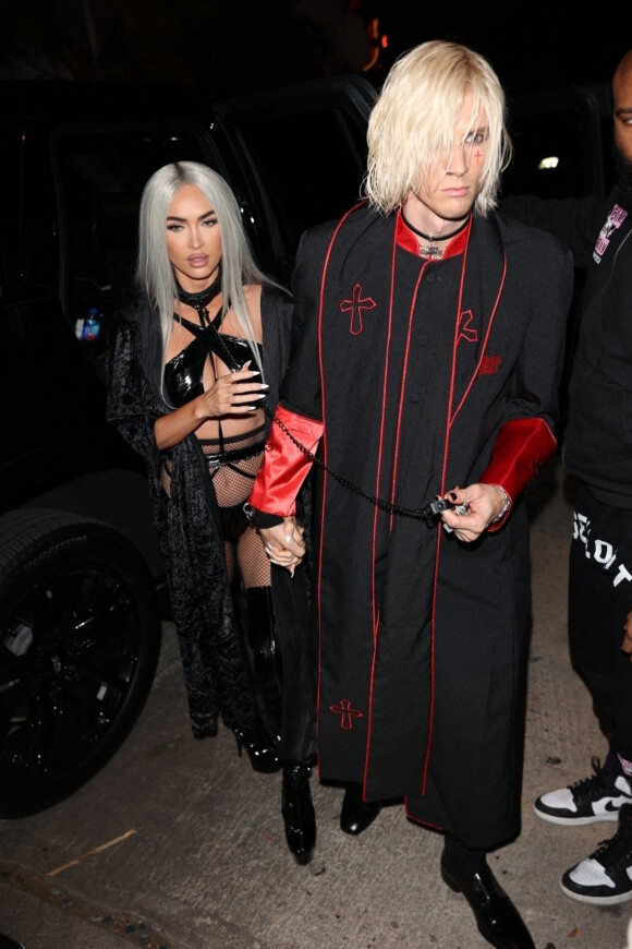 Megan Fox and MGK arrivent déguisés de façon "immorale" à la soirée d'Halloween de Vas Morgan à Hollywood, États Unis le 29 Octobre.