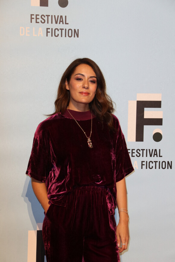 Sofia Essaïdi au photocall de "Les Combattantes" lors de la 24ème édition du Festival de la Fiction TV de la Rochelle, le 15 septembre 2022.