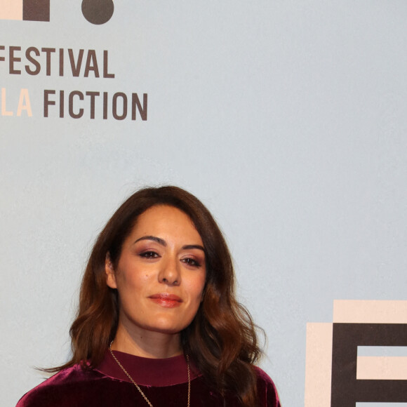 Sofia Essaïdi au photocall de "Les Combattantes" lors de la 24ème édition du Festival de la Fiction TV de la Rochelle, le 15 septembre 2022.