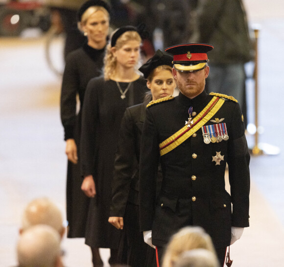 Le prince Harry, duc de Sussex, Zara Phillips (Zara Tindall), Louise Mountbatten-Windsor (Lady Louise Windsor) et la princesse Beatrice d'York - Veillée des petits-enfants de la reine Elizabeth II au Westminster Hall à Londres, Royaume Uni, le 17 septembre 2022. 