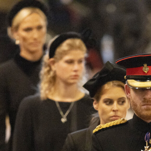 Le prince Harry, duc de Sussex, Zara Phillips (Zara Tindall), Louise Mountbatten-Windsor (Lady Louise Windsor) et la princesse Beatrice d'York - Veillée des petits-enfants de la reine Elizabeth II au Westminster Hall à Londres, Royaume Uni, le 17 septembre 2022. 