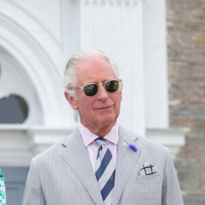 Le prince Charles, prince de Galles, et Camilla Parker Bowles, duchesse de Cornouailles, lors d'une garden party à Boconnoc House à Lostwithiel, le 18 juillet 2022. 