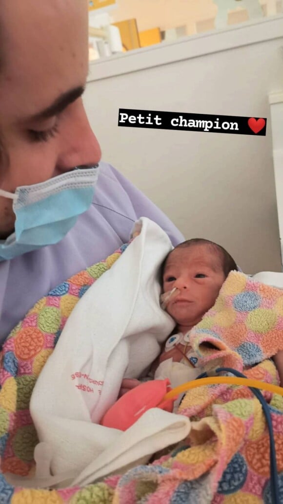 Louis Delort présente son fils Léon sur Instagram. Le 31 octobre 2022.