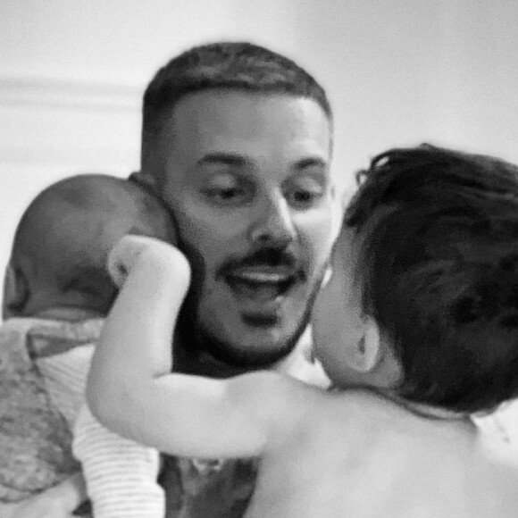 Tendre moment entre Matt Pokora et ses deux fils Isaiah et Kenna : le chanteur français a vu sa vie être bouleversée par l'arrivée de ses garçons