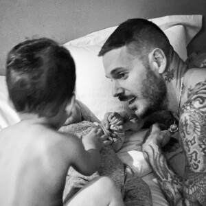 Tendre moment entre Matt Pokora et ses deux fils Isaiah et Kenna