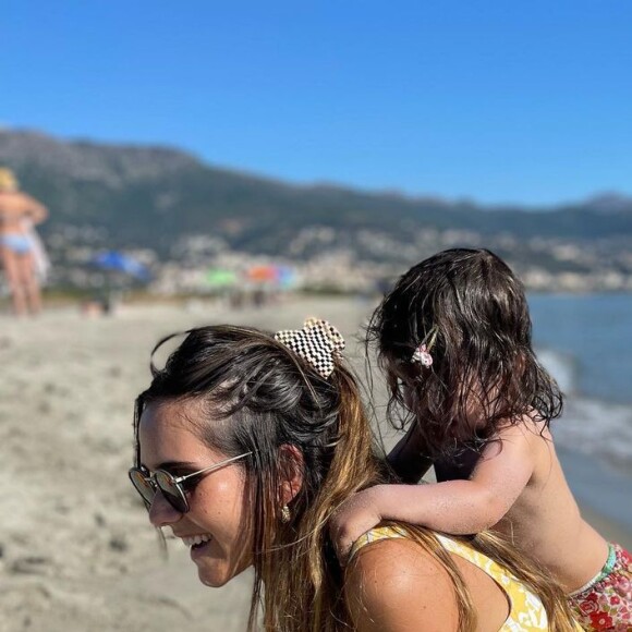 Joyce Jonathan partage ses vacances avec sa fille Ghjulia.