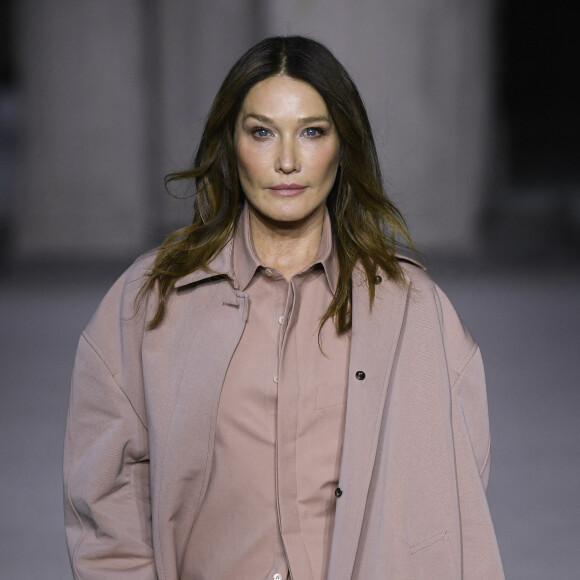 Carla Bruni-Sarkozy défile sur le podium du défilé de mode Tod's Prêt-à-porter printemps/été 2023 lors de la Fashion Week de Milan, Italie, le 23 septembre 2022. 