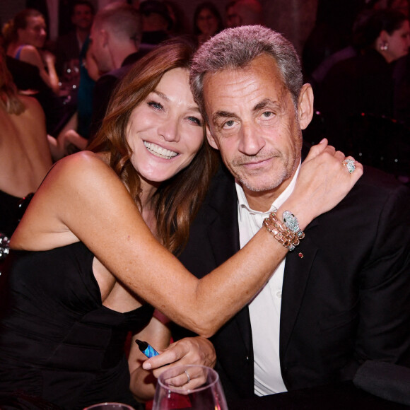 Carla Bruni-Sarkozy et son mari Nicolas Sarkozy - 19ème "Diner de la Mode" au bénéfice de Sidaction au Pavillon Cambon Capucines dans le cadre de la Fashion Week de Paris, France. Le 7 juillet 2022. © Rachid Bellak / Bestimage 