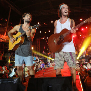 Le groupe Les Fréro Delavega (Jérémy Frérot et Florian Delavega) - Festival "Tout le monde chante contre le cancer" à Villefranche-de-Rouergue. Le 4 juillet 2015.