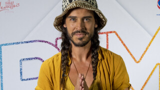 Flo Delavega : Rare vidéo avec son fils aux cheveux très longs, un père heureux et très câlin