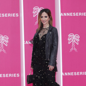 Fabienne Carat (robe Christophe Guillarmé, volantée en tulle noir floqué, boucles d'oreilles Helena Joy Paris, pochette Carmen Steffens) sur le pink carpet de la cérémonie de clôture de la 5ème saison du festival Canneseries le 6 avril 2022. © Denis Guignebourg / Bestimage 