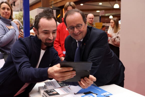 François Hollande lors de la 40ème Foire du Livre de Brive 2022 à la Halle George Brassens à Brive-la-Gaillarde le 6 novembre 2022. © Jean-Marc Lhomer / Bestimage 