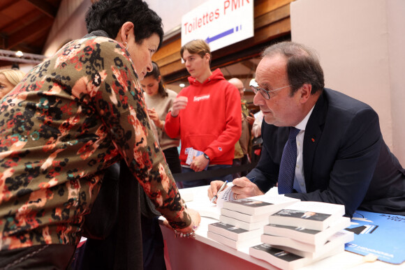 François Hollande lors de la 40ème Foire du Livre de Brive 2022 à la Halle George Brassens à Brive-la-Gaillarde. © Jean-Marc Lhomer / Bestimage 