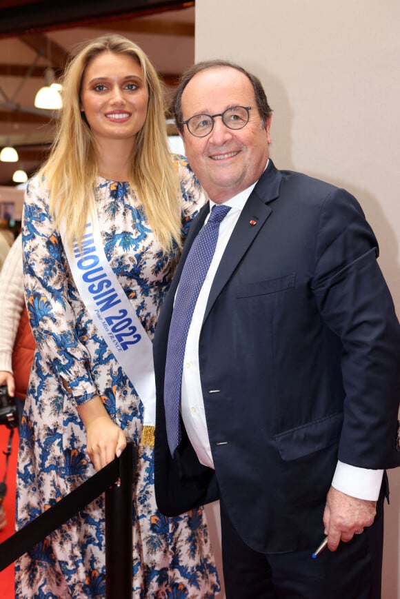 Salomé Maud Miss Limousin 2022 et François Hollande lors de la 40ème Foire du Livre de Brive 2022 à la Halle George Brassens à Brive-la-Gaillarde le 6 novembre 2022. © Jean-Marc Lhomer / Bestimage 