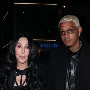 Cher et Alexander Edwards arrivent main dans la main au restaurant "Craig's" à Los Angeles, le 2 novembre 2022. 