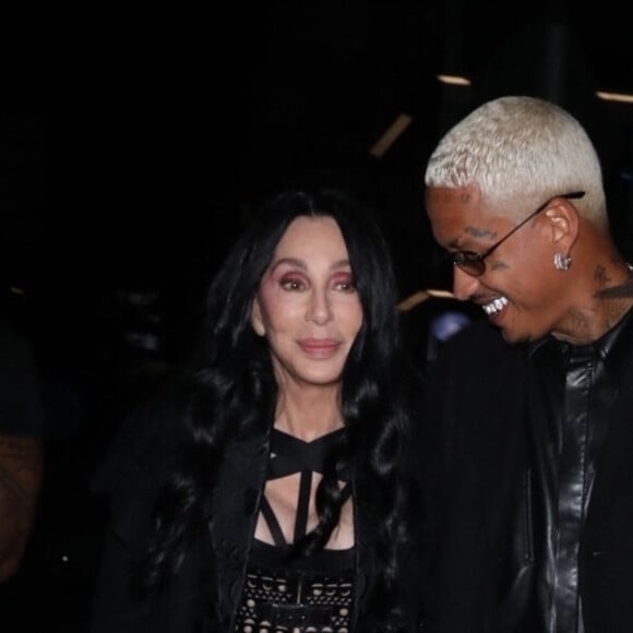 Cher et Alexander Edwards arrivent main dans la main au restaurant "Craig's" à Los Angeles, le 2 novembre 2022. 