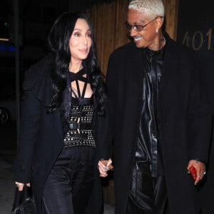 Cher et Alexander Edwards arrivent main dans la main au restaurant "Craig's" à Los Angeles, le 2 novembre 2022. 