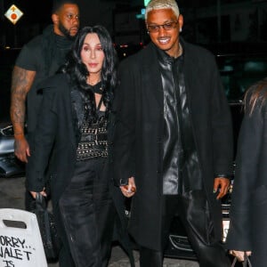 Cher et Alexander Edwards arrivent main dans la main au restaurant "Craig's" à Los Angeles, le 2 novembre 2022. 