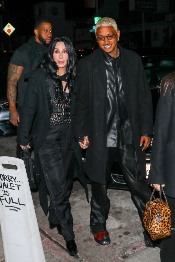 Cher et Alexander Edwards arrivent main dans la main au restaurant "Craig's" à Los Angeles, le 2 novembre 2022. 