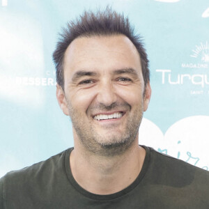 Cyril Lignac lors d'un tournoi de pétanque place des Lices organisé par le magazine Turquoise pour l'association Sourire à la vie à Saint-Tropez le 10 août 2022. © Jack Tribeca / Bestimage