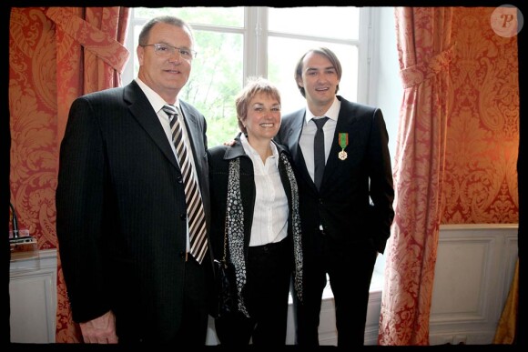 Cyril Lignac avait été fait Chevalier de l'ordre du Mérite Agricole le 11 mai 2009, notamment devant sa maman Janine, décédée en 2014, et son papa.