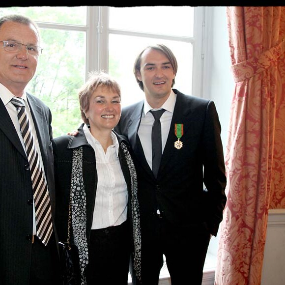 Cyril Lignac avait été fait Chevalier de l'ordre du Mérite Agricole le 11 mai 2009 devant ses parents. Sa maman Janine est depuis décédée, en 2014.