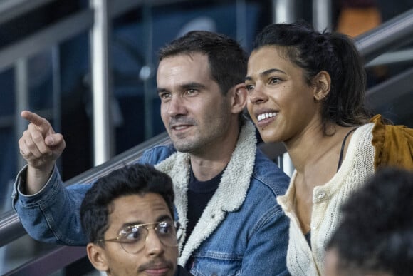 Zita Hanrot et son compagnon Ambroise Sabbagh - People au match de football ligue 1 Uber Eats PSG - Montpellier (2-0) au Parc des Princes à Paris le 25 septembre 2021