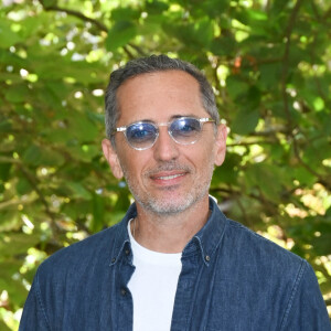 Gad Elmaleh au photocall du film "Reste un peu" lors du 15e festival du film francophone de Angoulême, France, le 27 août 2022. © Coadic Guirec/Bestimage