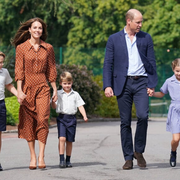 Le prince William, duc de Cambridge et Catherine Kate Middleton, duchesse de Cambridge accompagnent leurs enfants George, Charlotte et Louis à l'école Lambrook