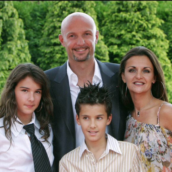 Frank Leboeuf avec sa femme Betty et ses enfants Jade et Hugo à Disney Village.