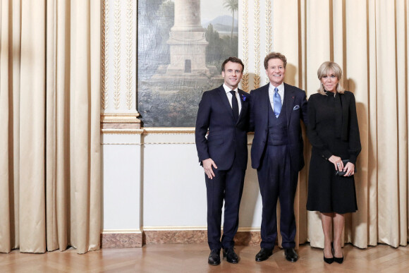 Le président français, Emmanuel Macron accompagné de la première dame, Brigitte Macron reçoit pour un dîner du Forum de Paris sur la paix, au palais de l'Elysée, à Paris, France, le 11 novembre 2022. © Stéphane Lemouton/Bestimage