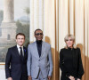 Le président de la République française, Emmanuel Macron accompagné de sa femme la Première dame, Brigitte Macron reçoit Youssou N'Dour pour un dîner du Forum de Paris sur la paix, au palais de l'Elysée, à Paris