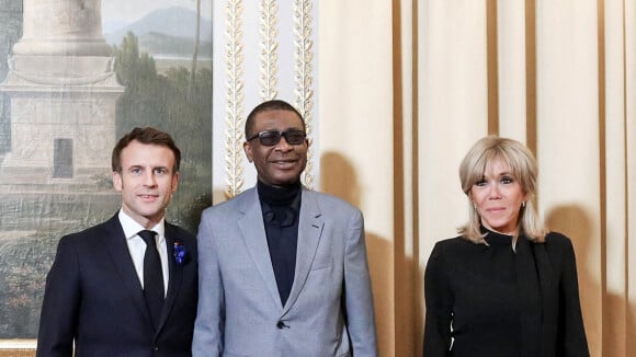Brigitte Macron d'une infinie élégance au côté de son mari Emmanuel et d'une grande star