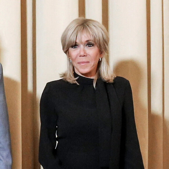 Le président de la République française, Emmanuel Macron accompagné de sa femme la Première dame, Brigitte Macron reçoit Youssou N'Dour pour un dîner du Forum de Paris sur la paix, au palais de l'Elysée, à Paris