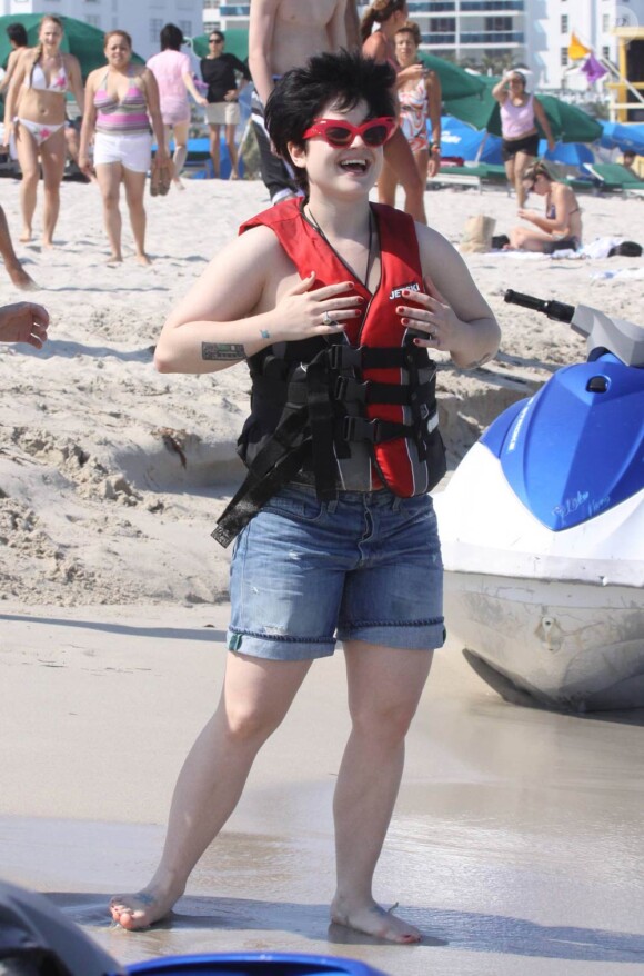 La métamorphose de Kelly Osbourne : Le 2 avril 2009, Kelly préfère cacher son corps sous un short à la plage...