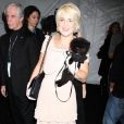 La métamorphose de Kelly Osbourne : En février 2010, Kelly se rend à la Fashion Week avec sa petite boule de poil et sa silhouette de starlette... Elle est à croquer !  