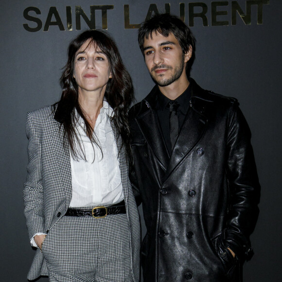 Charlotte Gainsbourg et son fils Ben Attal - Photocall du défilé Saint Laurent collection Printemps-Eté 2022 lors de la fashion week à Paris, le 28 septembre 2021. © Olivier Borde/Bestimage 