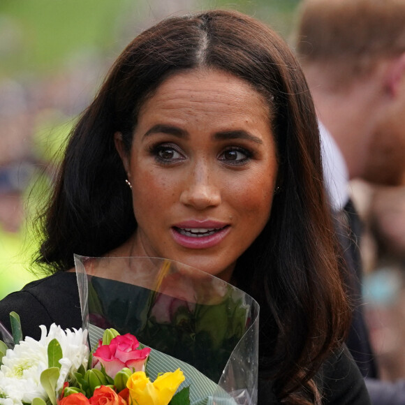 Meghan Markle, duchesse de Sussex à la rencontre de la foule devant le château de Windsor, suite au décès de la reine Elisabeth II d'Angleterre. Le 10 septembre 2022 