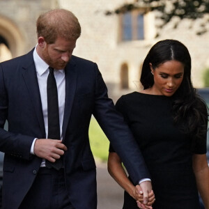 Le prince Harry, duc de Sussex et Meghan Markle, duchesse de Sussex à la rencontre de la foule devant le château de Windsor, suite au décès de la reine Elisabeth II d'Angleterre.