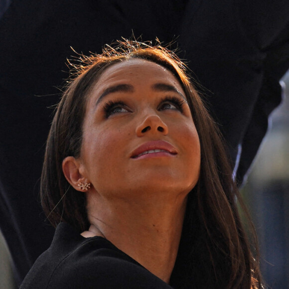 Meghan Markle, duchesse de Sussex à la rencontre de la foule devant le château de Windsor, suite au décès de la reine Elisabeth II d'Angleterre. Le 10 septembre 2022 