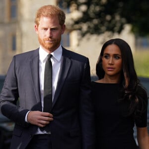 Le prince Harry, duc de Sussex et Meghan Markle, duchesse de Sussex à la rencontre de la foule devant le château de Windsor, suite au décès de la reine Elisabeth II d'Angleterre.